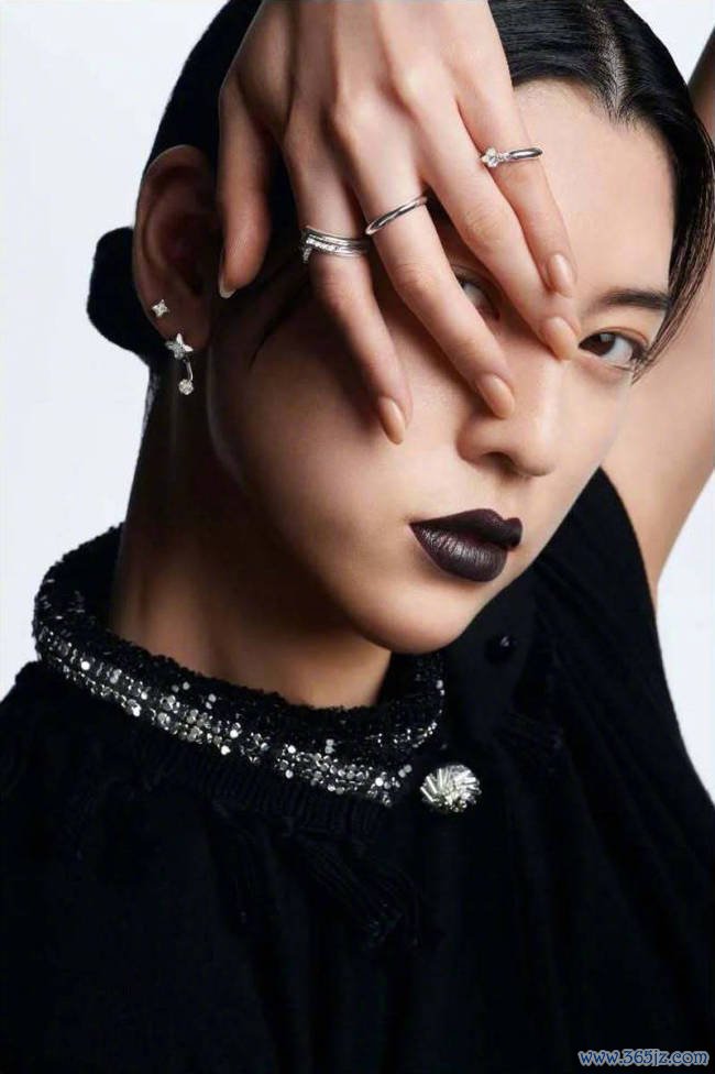 三吉彩花穿吊带裙秀躯壳 前凸后翘尽显熟谙韵味