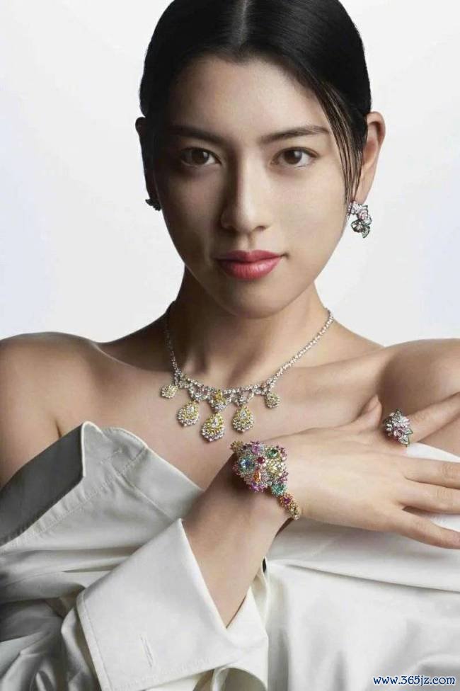 三吉彩花穿吊带裙秀躯壳 前凸后翘尽显熟谙韵味