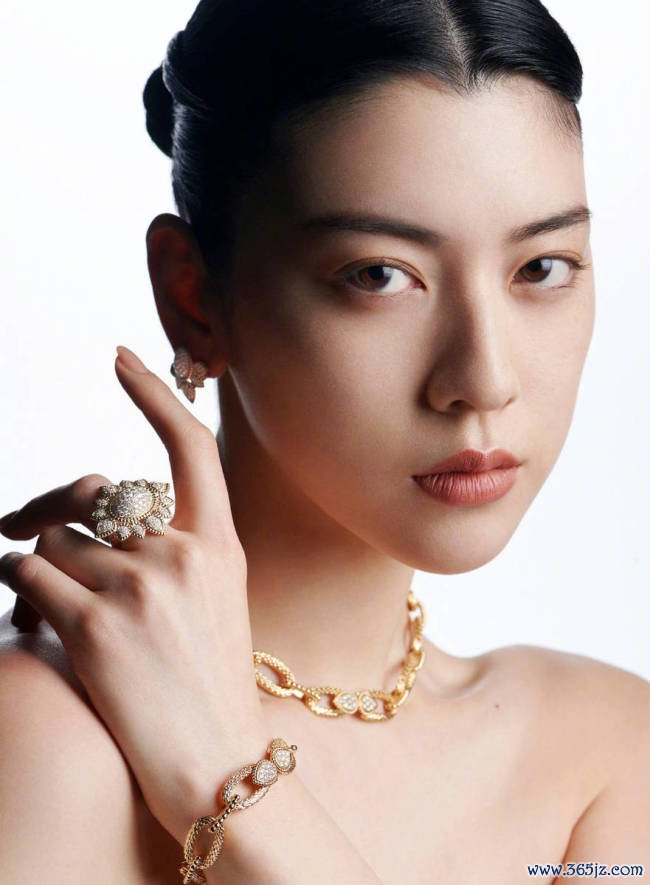 三吉彩花穿吊带裙秀躯壳 前凸后翘尽显熟谙韵味