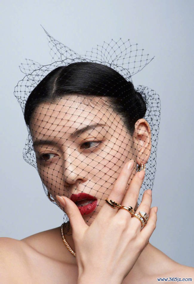 三吉彩花穿吊带裙秀躯壳 前凸后翘尽显熟谙韵味
