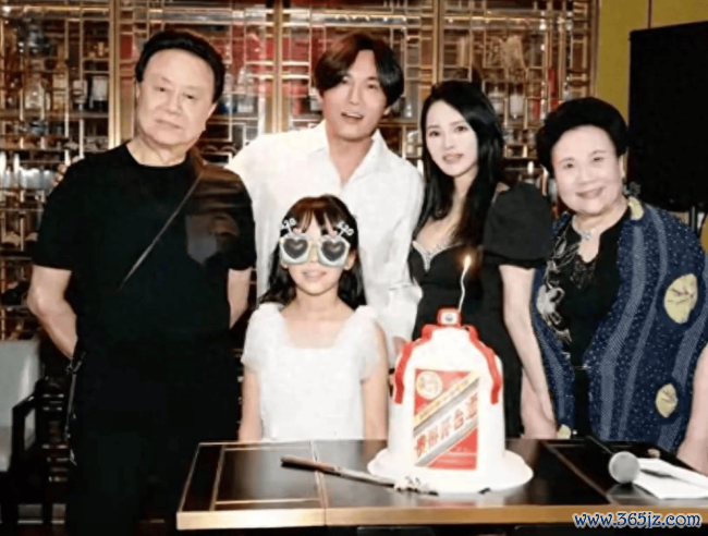 伊能静穿抹胸裙拍告白造型肥美