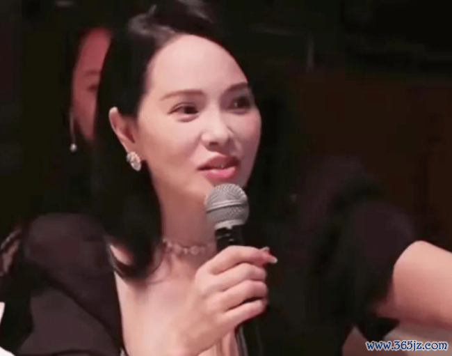 伊能静穿抹胸裙拍告白造型肥美 自信姿态拥抱岁月